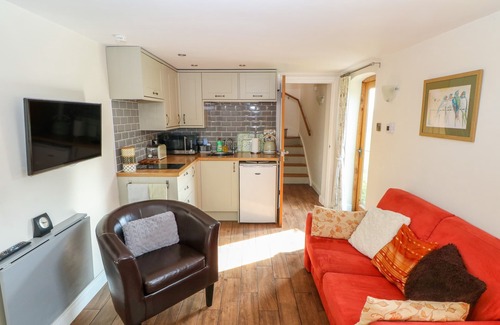 Sandbach Cottage | CHEQUER STABLE, romantic, character holiday cottage in Sandbach