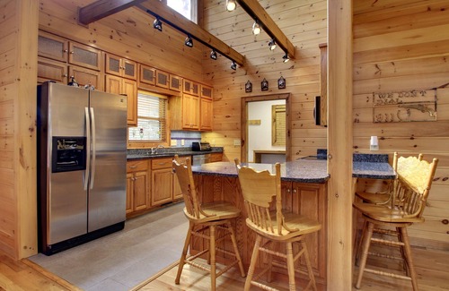Epworth Cabin | CHEROKEE DREAM - SECLUDED MTN VIEW, POOL TABLE, AIR HOCKEY, FIRE PIT, SCREENED PORCH