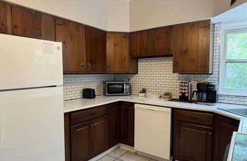 Oneonta House | Cherry Hill 5 minutes to All Star Village, updated, near shops & restaurants