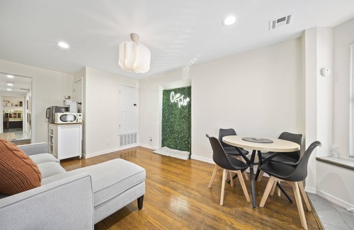 Cherry Street Apartment | Cherry Street with CARPORT - Arcade Game & Artsy - KING bed - Great Location