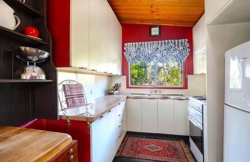 Leura Cottage | Cherry Tree Cottage - Old-World Cottage, 3 Bedroom, A/C, Fireplace, Bath, Garden
