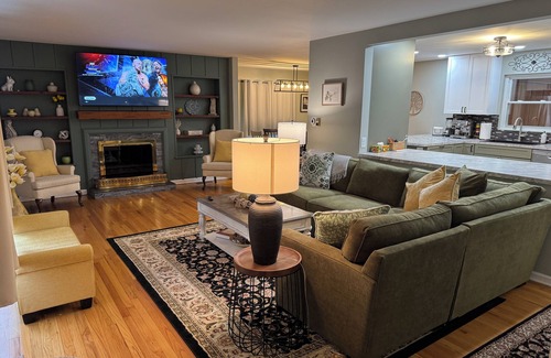 South Bend House | Cherry Tree Vacation Home, 4 BR 2 BA 2500 sq ft, safe neighborhood .9 mi to ND!