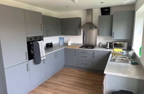 Congleton House | Cheshire Retreat: Modern 3BR with Garden