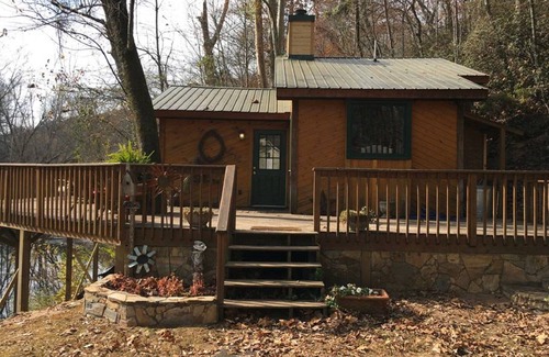 Dahlonega Cabin | CHESTATEE RIVER CABIN is a prefect pet friendly get away close to Dahlonega