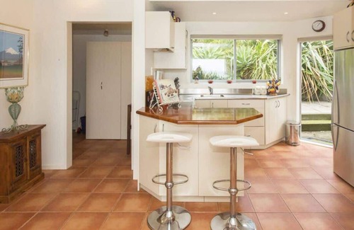 Oakura Villa | Chester Cottage Beachfront - direct ocean access