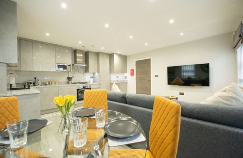 Reading Apartment | Chester House - Premium 2-Bed, 2-Bath w Parking GF