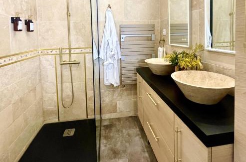Saint-Cyr-les-Champagnes House | Chez Délicia chambre d'hôte