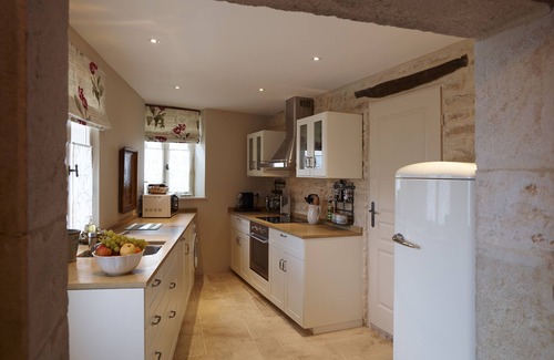 Meursault Apartment | Chez Hall – Le Coin. gorgeous, quality 1bdr/1bth Cottage, Meursault centre