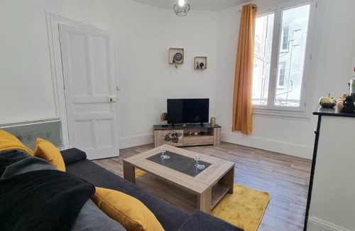 Anatole France Danton Apartment | Chez K&D Studio Jaune Le Havre