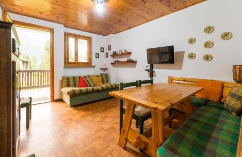 Champoluc Apartment | Chez Umbus, centrale e immerso nel verde, grande terrazzo