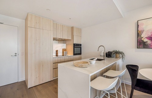 Moonee Ponds Apartment | Chic 1-Bed with Parking, Gym, Pool & City Views