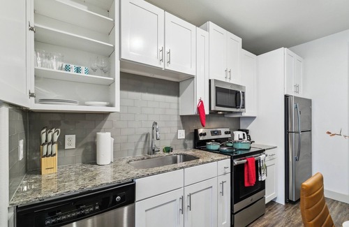 Legacy Park Apartment | Chic 1-bedroom apartment in fabulous Plano with AC, fitness room