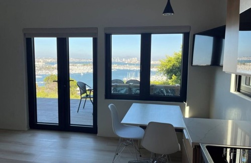 La Playa Apartment | Chic 1-bedroom corporate apartment with amazing view. Walk to beach. Fast wifi