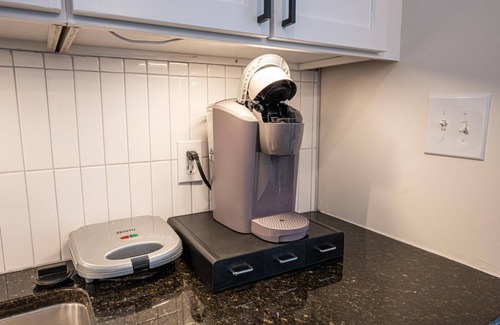 Second Ward Apartment | Chic 1-Bedroom Modern Apt with Gym & Free Parking
