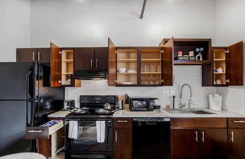 Downtown Kansas City Apartment | Chic 1BR Near Arrowhd & TMobile Parking, Rooftop