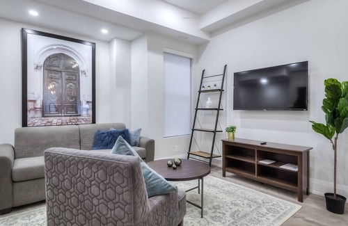 Cabbagetown South Apartment | Chic 1BR Retreat near Dundas Square