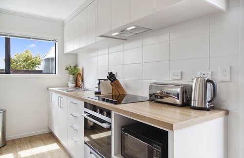 Frankton House | Chic 2-Bed Townhouse by Lake, Parks & Shops