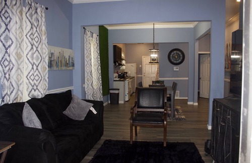 Uptown House | Chic 2 bedroom, 2 bathroom Stay + Wi-Fi – Great for Families or Business Trips