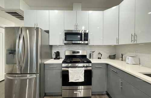 Communipaw Apartment | Chic 2 bedroom apartment with Rooftop views of NYC