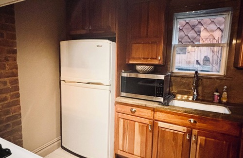 Jersey City Apartment | Chic 2-bedroom apartment in the Downtown of Jersey City. 8 min to the NYC train