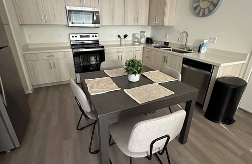 Brentwood Apartment | Chic 2-bedroom apartment with WiFi, AC in welcoming Brentwood