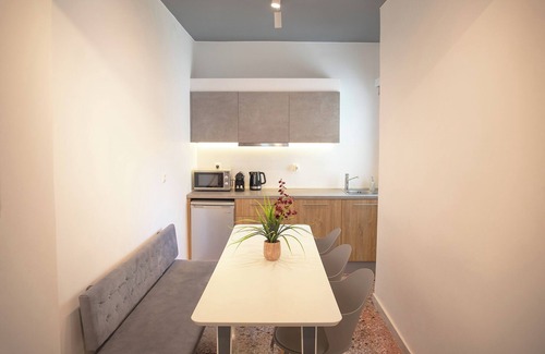 Khalkis Apartment | Chic 2-bedroom apartment ground floor with WiFi, AC in awesome Chalkida