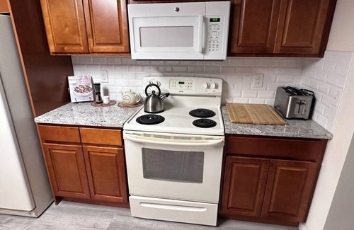 Warwick Apartment | Chic 2-bedroom apartment with WiFi, AC in charming Warwick