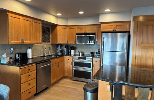 Freeland Condo | Chic 2-bedroom beachfront condo on Mutiny Bay with water views