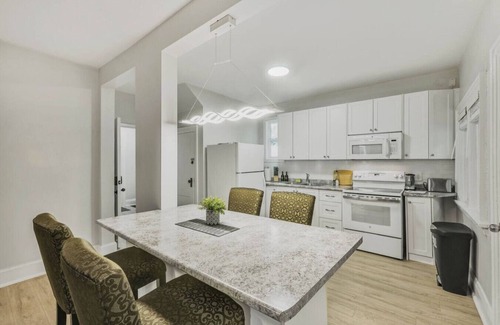 Durham Region Apartment | Chic 2-BR Urban Retreat | Near Beach| Free Parking