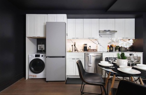 Downtown San Antonio Apartment | Chic 2BR w Gym & Parking, On Rvrwalk, Near Dome