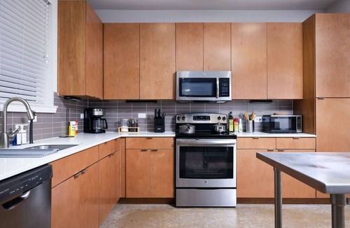 King William Apartment | Chic 2BR w/Gym, Parking, Near King Wms & Towers