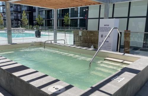 Innisfil Apartment | Chic 2BR with Patio - Pool - Hot Tub - BBQ - Friday Harbour