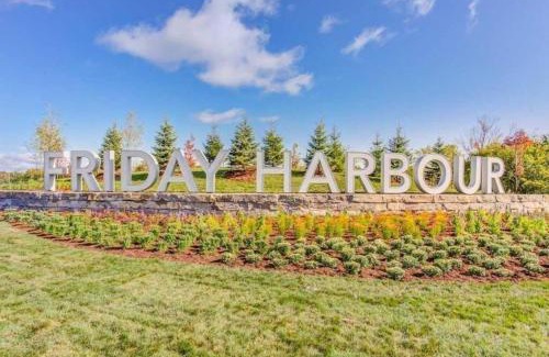 Innisfil Apartment | Chic 2BR with Patio - Pool - Hot Tub - BBQ - Friday Harbour