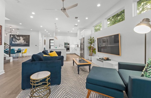 Montopolis House | Chic 4-bedroom, Hot Tub, Sauna, Cowboy pool-10 minutes to Sixth Street