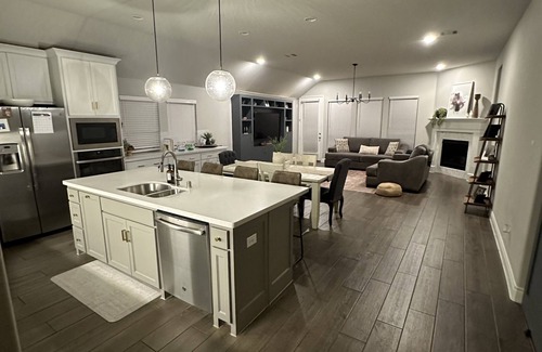 Forney House | Chic 4-bedroom house with AC and WiFi in welcoming Forney