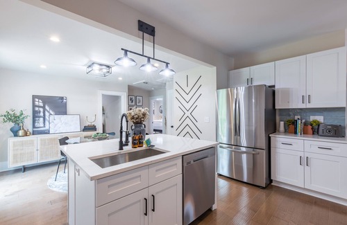 East Side House | Chic 4BR/3BA House – 10 min to Mercedes‑Benz – Private Deck + BBQ