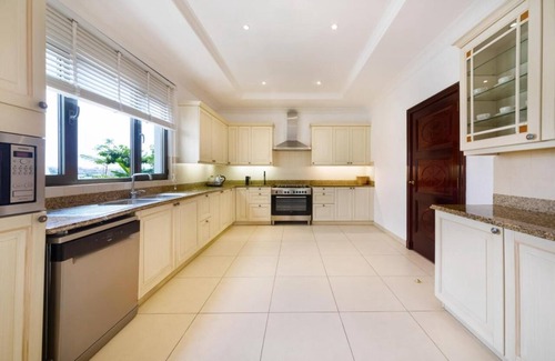 Palm Jumeirah Villa | Chic 6BR Villa at Palm Jumeirah Dubai