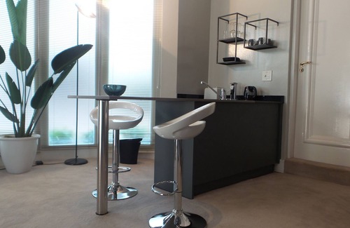 Greater Johannesburg Metropolitan Area House | Chic Afro-Mod 2 room suite