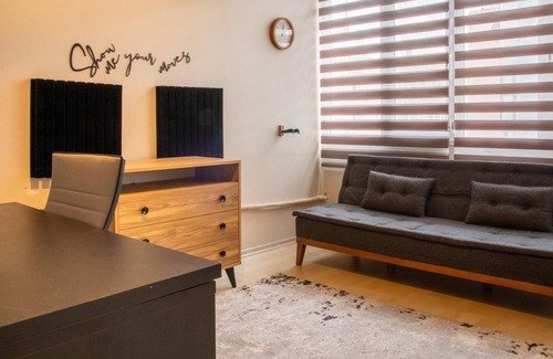Guzelyalı Mahallesi Apartment | Chic and Centrally Located Flat in Izmir