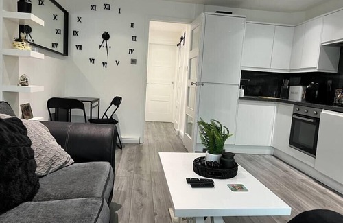 Stone Apartment | Chic and Modern Flat: Perfect for Exploring Kent!
