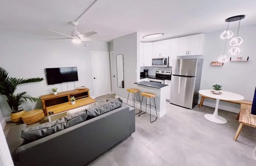 Victoria Park Apartment | Chic and Spacious 1-Bedroom Apt w/Pool/Parking Near the Beach & Las Olas