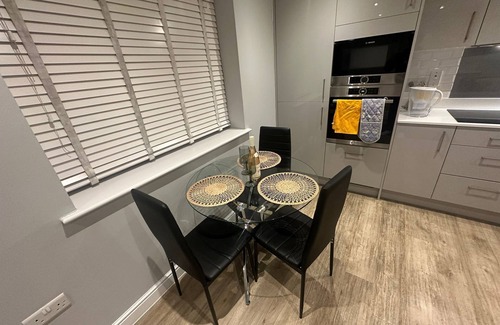 Ewell Apartment | Chic and spacious 2 bedroom, 2 bath Apartment