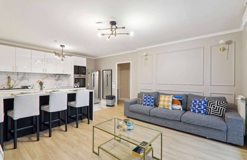 Argenteuil Apartment | Chic apart design with parking