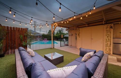 North Hollywood House | Chic Boho Retreat - Pool, Patio, Mini Golf & Arcade, Mins from Universal Studios!