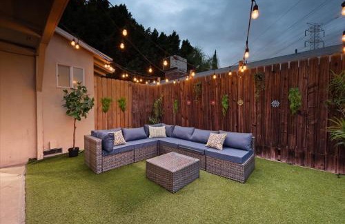 North Hollywood House | Chic Boho Retreat - Pool, Patio, Mini Golf & Arcade, Mins from Universal Studios!