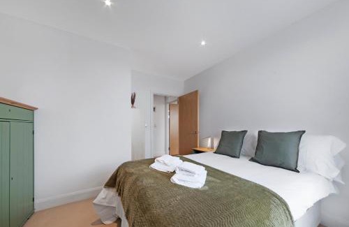 Bromley South Apartment | Chic Bow Haven - Sleeps 4