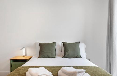 Bromley South Apartment | Chic Bow Haven - Sleeps 4