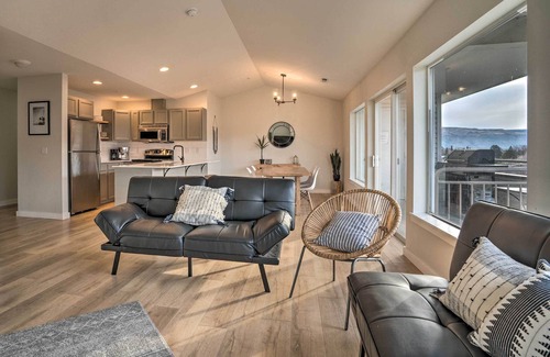Chelan Condo | Chic Chelan Condo w/Balcony, Walk to Lake & Dtwn!