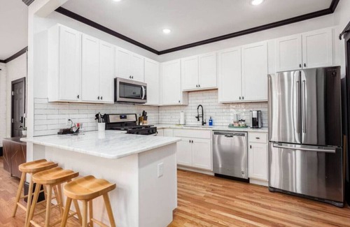 Victorian Village Apartment | Chic & Clean | Walkable to Everything | Smart TV