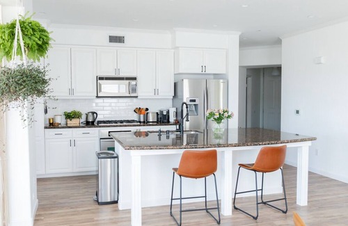 Mission Valley Condo | Chic condo w/Pool, Gym & Parking, 10 Min to Beach